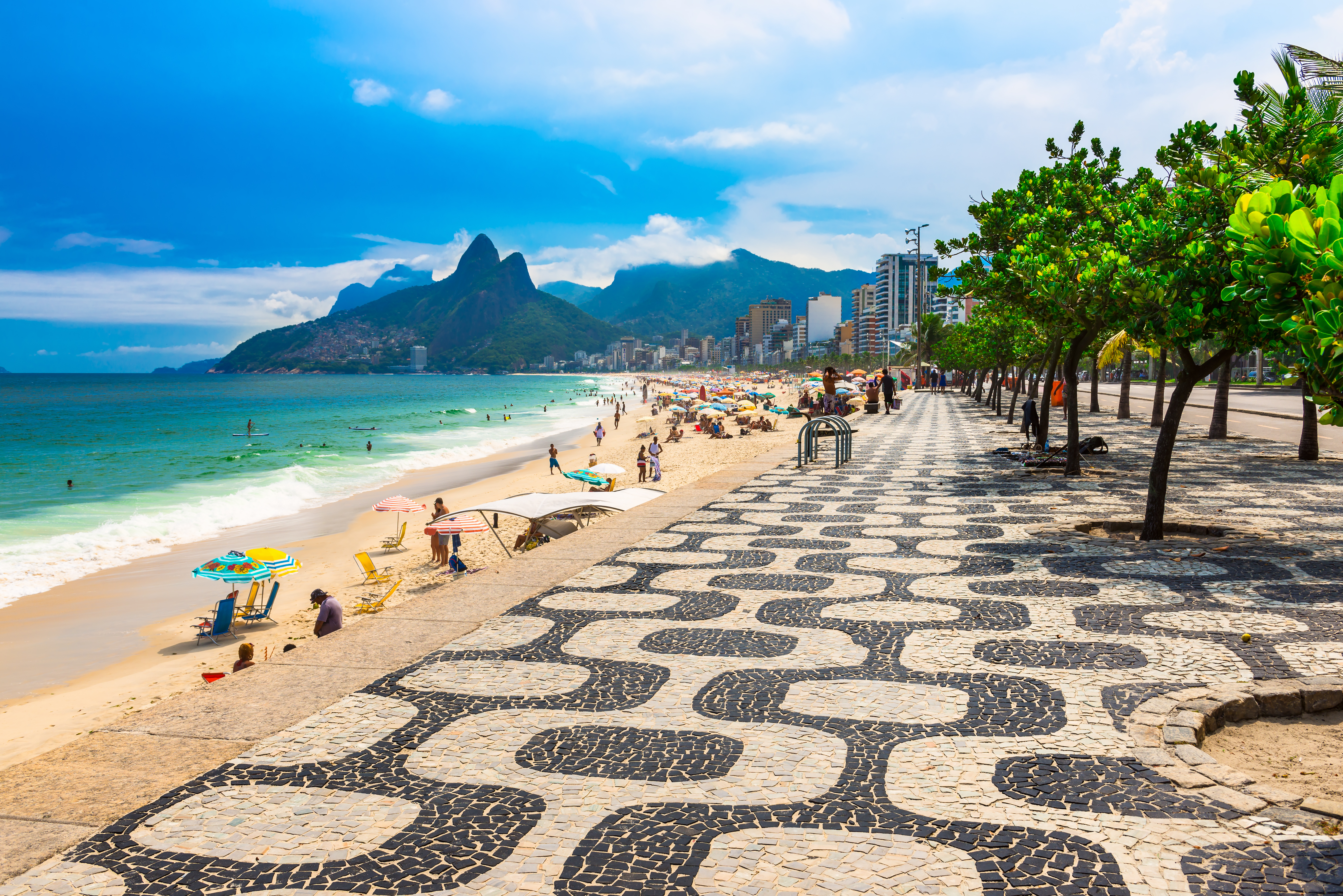 Orla e praias iluminadas no fim de tarde carioca